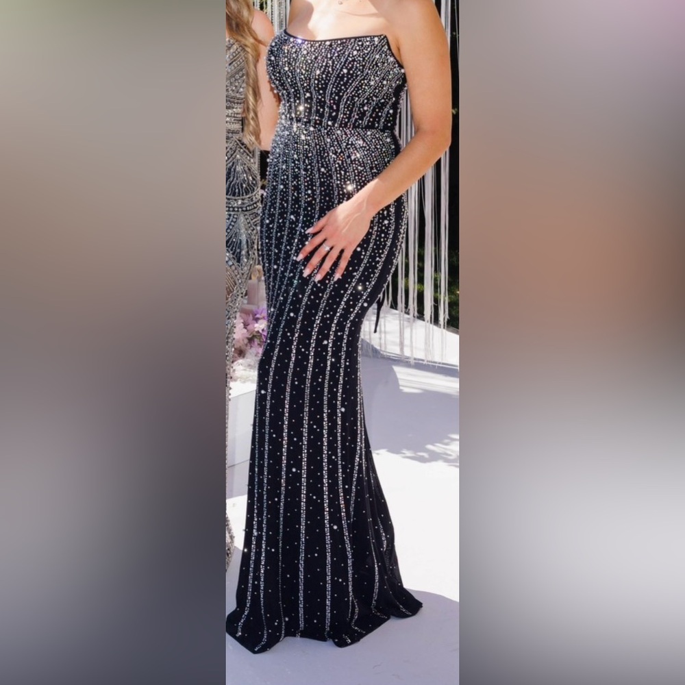 Elegant strapless dress